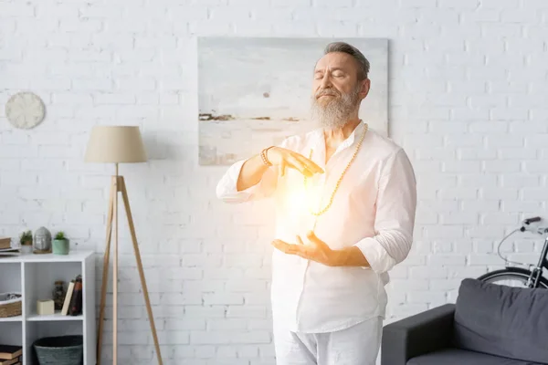 Hombre Mayor Barbudo Meditando Con Los Ojos Cerrados Cerca Aura — Foto de Stock