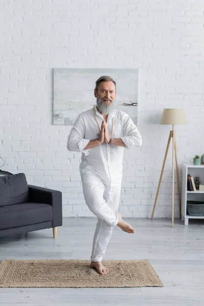 Comprimento Total Homem Guru Descalço Meditando Com Mãos Orando Pose — Fotografia de Stock