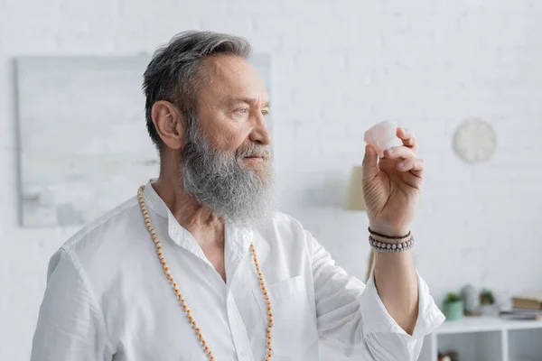 Mestre Espiritual Sênior Pulseiras Frisadas Meditando Com Pedra Selenita — Fotografia de Stock