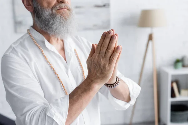 Частичный Взгляд Пожилого Человека Анджали Мудру Время Медитации Дома — стоковое фото