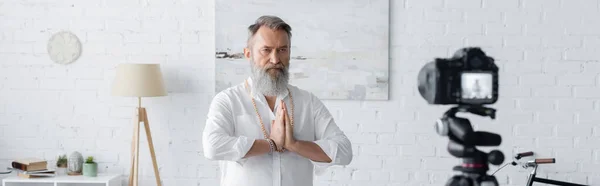 Бородатий Гуру Чоловік Роздумує Молитовними Руками Біля Цифрової Камери Банер — стокове фото