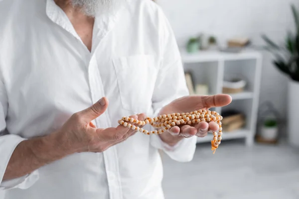 Partiell Bild Senior Guru Man Vit Skjorta Meditera Med Radband — Stockfoto