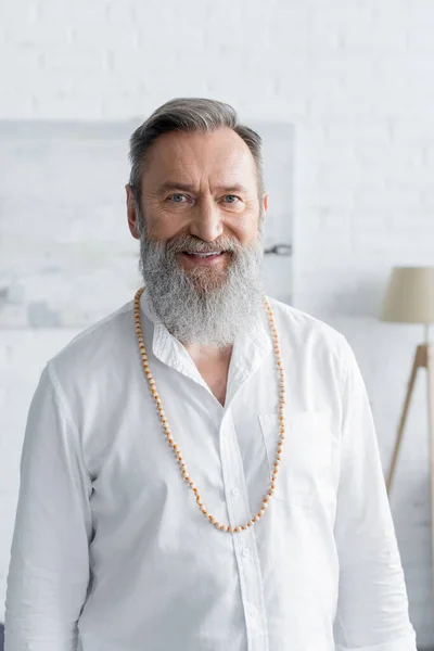 Guru Espiritual Sênior Com Barba Cinza Sorrindo Para Câmera Casa — Fotografia de Stock