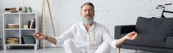 бородатый гуру показывает подбородок мудры во время молитвы с закрытыми глазами, баннер