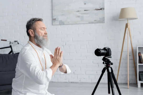 Guru Mastermind Meditando Com Olhos Fechados Mãos Oração Perto Câmera — Fotografia de Stock