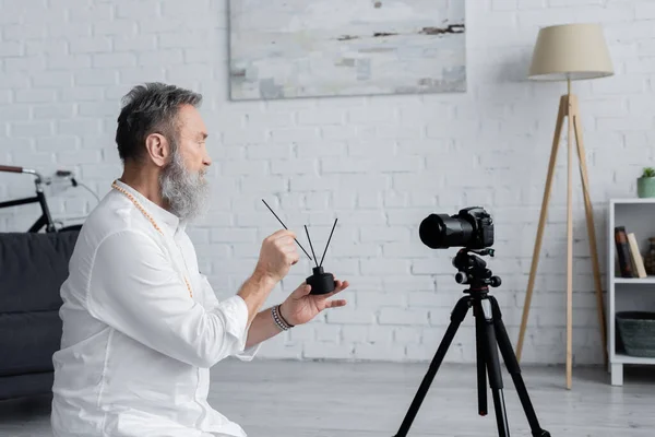 Boční Pohled Ájurvédského Guru Držícího Difuzor Aromatickými Tyčinkami Poblíž Digitálního — Stock fotografie