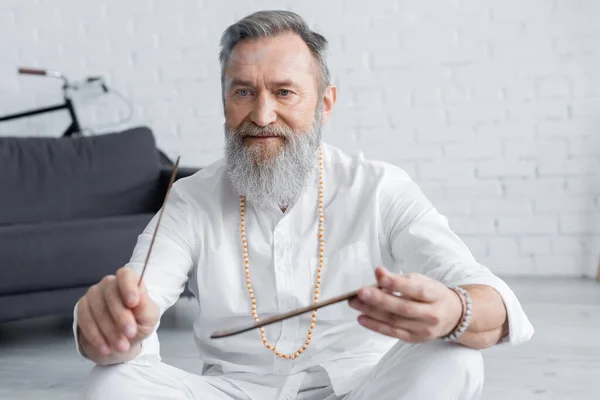 Guru Sênior Homem Camisa Branca Contas Segurando Vara Aroma Casa — Fotografia de Stock