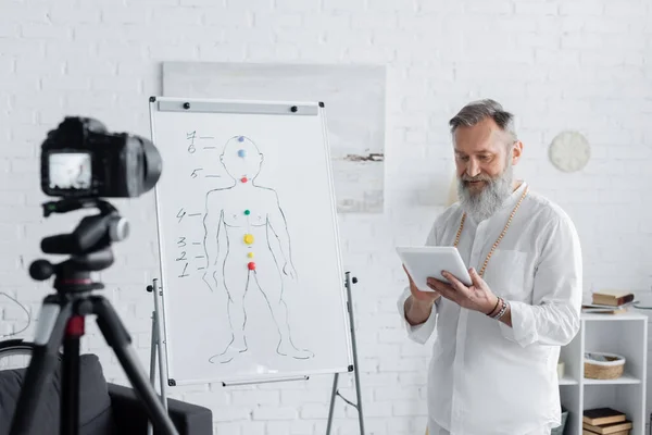 Entrenador Curación Senior Con Tableta Digital Cerca Del Esquema Chakras — Foto de Stock