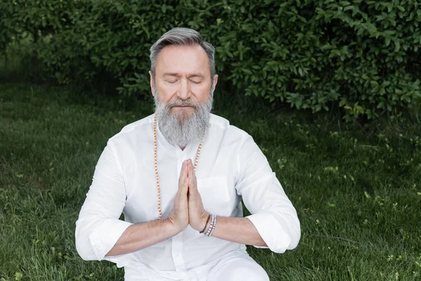 Guru Mestre Sênior Meditando Com Olhos Fechados Rezando Mãos Jardim — Fotografia de Stock