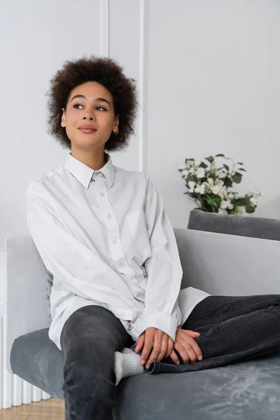 Sonhador Afro Americano Mulher Sentada Sofá Veludo Cinza Casa — Fotografia de Stock