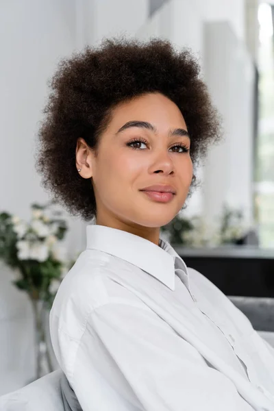 Retrato Mulher Americana Africana Encaracolado Camisa Branca Com Colarinho Olhando — Fotografia de Stock