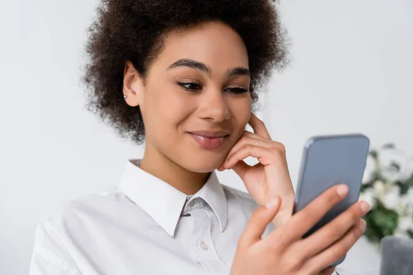 Mujer Afroamericana Feliz Joven Usando Teléfono Inteligente Borroso — Foto de Stock