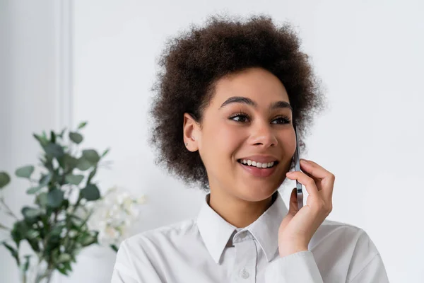 Mujer Afroamericana Feliz Hablando Teléfono Inteligente Casa — Foto de Stock