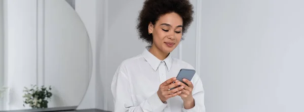 Lächelnde Afrikanisch Amerikanische Frau Nachrichten Auf Dem Smartphone Hause Banner — Stockfoto