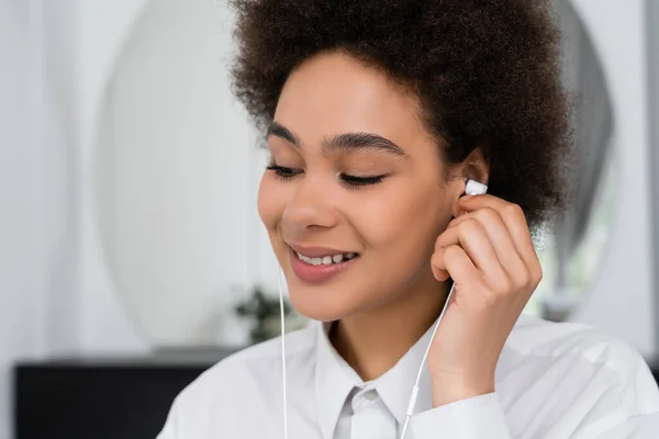 Happy African American Woman Listening Music Wired Earphones — Stock Photo, Image