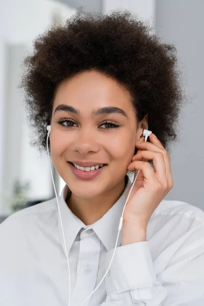 Portret Van Vrolijke Afrikaans Amerikaanse Vrouw Luisteren Muziek Bedraad Oortelefoons — Stockfoto