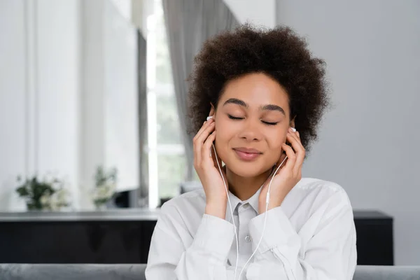 Happy African American Woman Closed Eyes Listening Music Wired Earphones — Stock Photo, Image