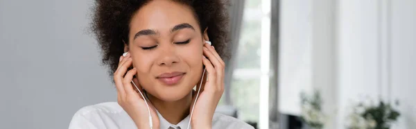 Mulher Americana Africana Feliz Com Olhos Fechados Ouvir Música Fones — Fotografia de Stock