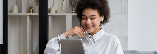 Mulher Americana Africana Feliz Fones Ouvido Com Fio Segurando Tablet — Fotografia de Stock