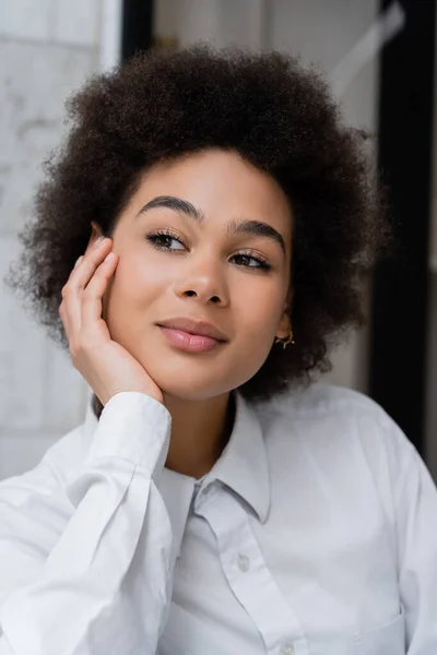 Porträt Einer Verträumten Und Lockigen Afrikanisch Amerikanischen Frau Weißen Hemd — Stockfoto
