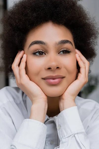 Porträtt Omtänksam Och Lockigt Afrikansk Amerikansk Kvinna Vit Skjorta Med — Stockfoto