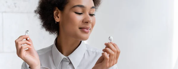 Mujer Afroamericana Feliz Escuchando Música Mirando Auriculares Inalámbricos Pancarta — Foto de Stock