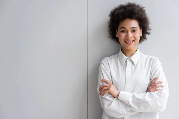 Mulher Americana Africana Feliz Camisa Branca Com Colarinho Com Braços — Fotografia de Stock