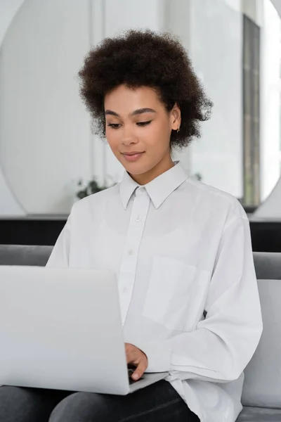 Mujer Afroamericana Sonriendo Mientras Usa Portátil Casa — Foto de Stock