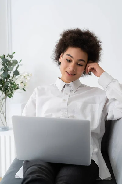 Alegre Afroamericana Mujer Usando Portátil Mientras Está Sentado Gris Terciopelo — Foto de Stock