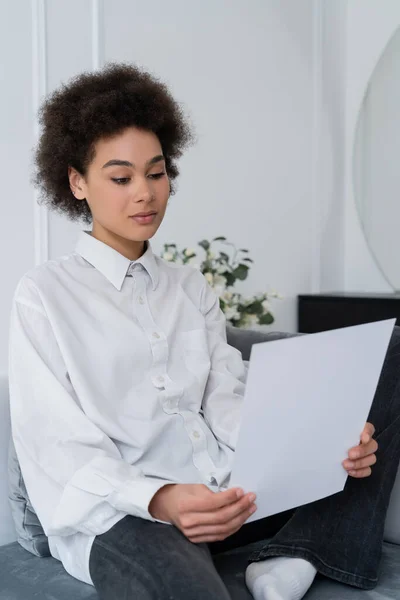 Mujer Afroamericana Rizada Mirando Documento Blanco Casa — Foto de Stock