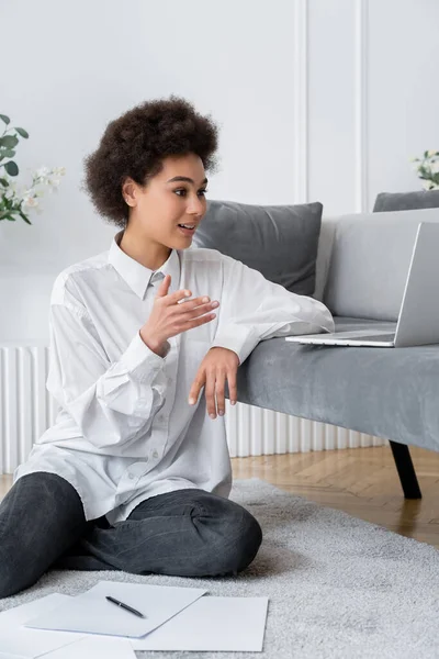 Krullend Afrikaanse Amerikaanse Vrouw Gebaren Tijdens Video Oproep Woonkamer — Stockfoto