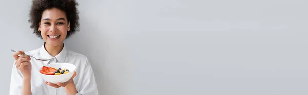 Счастливая Африканская Американка Держит Миску Кукурузными Хлопьями Ягодами Белом Баннер — стоковое фото