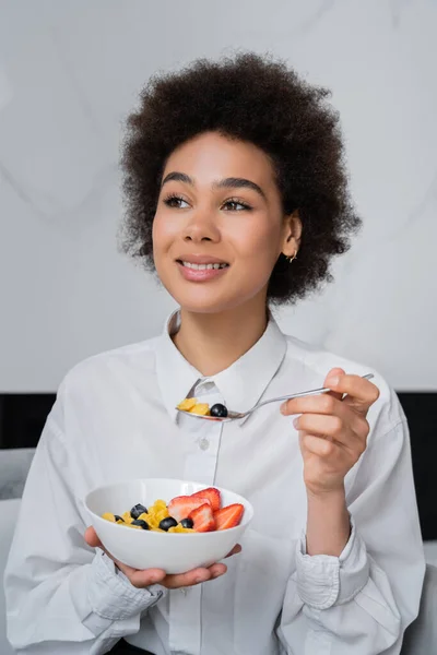 Gelukkig Afrikaans Amerikaanse Vrouw Eten Cornflakes Met Verse Bessen Thuis — Stockfoto