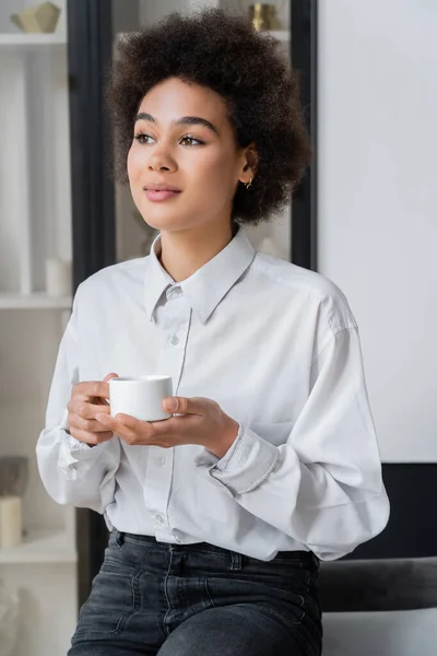 Wanita Afrika Keriting Kemeja Putih Dengan Kerah Memegang Secangkir Kopi — Stok Foto