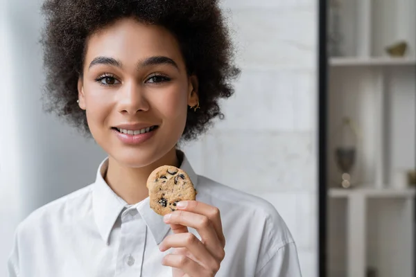 Gelukkig Afrikaans Amerikaans Vrouw Holding Koekje Met Chocolade Chips — Stockfoto