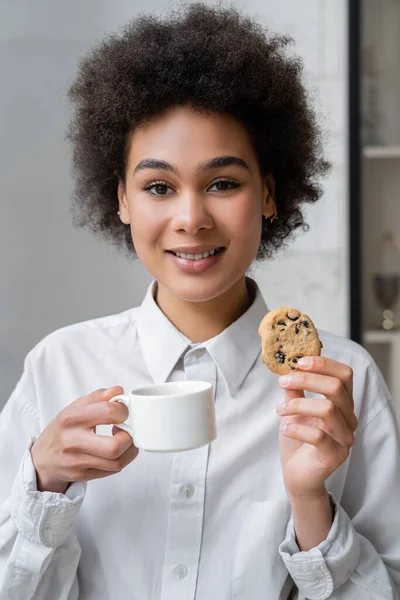 Gelukkig Afrikaans Amerikaanse Vrouw Met Kopje Koffie Koekje Met Chocolade — Stockfoto