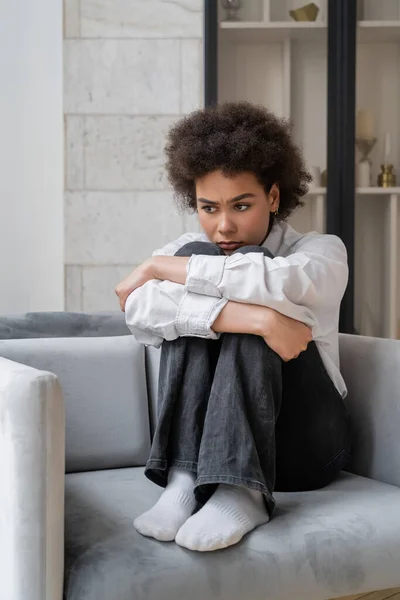 Zdůraznil Africký Američan Žena Bílé Košili Sedí Objímání Nohy Obývacím — Stock fotografie