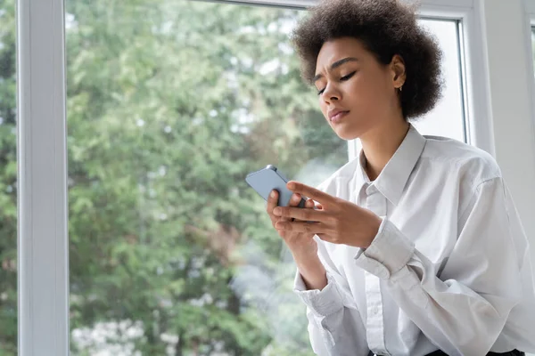 Vista Ángulo Bajo Mujer Afroamericana Molesta Camisa Blanca Mensaje Lectura —  Fotos de Stock