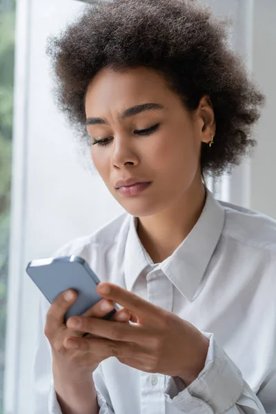 Traurige Afroamerikanerin Weißen Hemd Liest Nachricht Auf Smartphone — Stockfoto