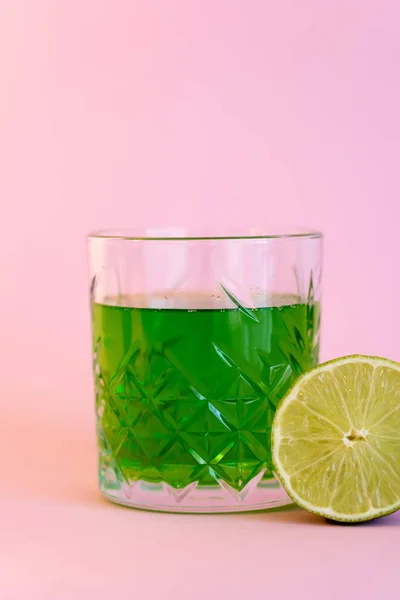 Bevanda Alcolica Verde Bicchiere Vicino Alla Metà Lime Fresco Rosa — Foto Stock