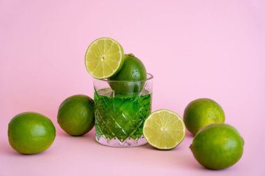 yeşil ve taze limonlu cam ve pembe üzerine alkollü içecek. 