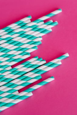 Pembe üzerine çizgili mavi ve beyaz pipetlerin üst görünümü 
