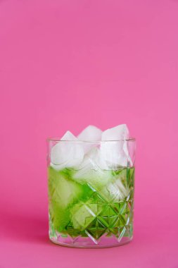 Bardakta donmuş buz ve pembeleşmiş yeşil mojito. 