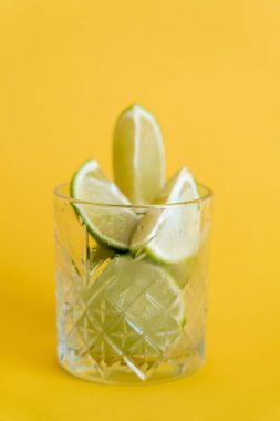 Dilimlenmiş taze limonlu soğuk cam.