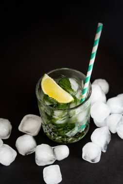 Buz küplerinin yanında siyah mojito olan soğuk yüzlü camların yüksek açılı görüntüsü 
