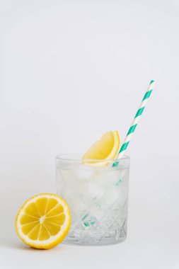 Buz küpleri, kağıt kamış ve dilimlenmiş limonlu soğuk bardaklar.