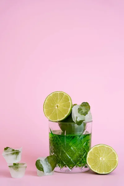 Grüne Und Frische Limetten Facettierten Glas Mit Prickelndem Alkoholgetränk Der — Stockfoto