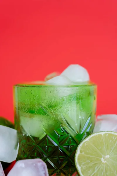 Close Frozen Ice Cubes Glass Sparkling Green Mojito Limes Red — Foto Stock