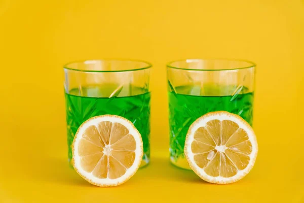 Faceted Glasses Green Alcohol Drink Sliced Lemons Yellow — Foto de Stock