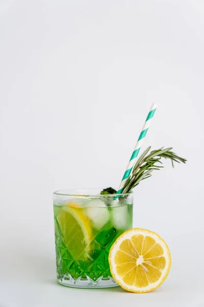 Koel Geslepen Glas Met Citroenmojito Ijsblokjes Rozemarijn Wit — Stockfoto